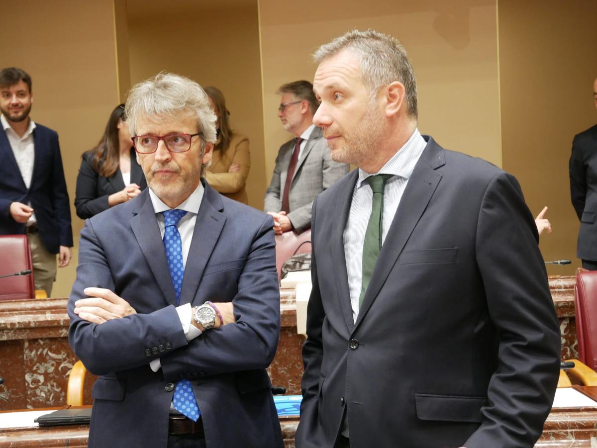 El consejero Luis Alberto Marín y el portavoz parlamentario del PP, Joaquín Segado.