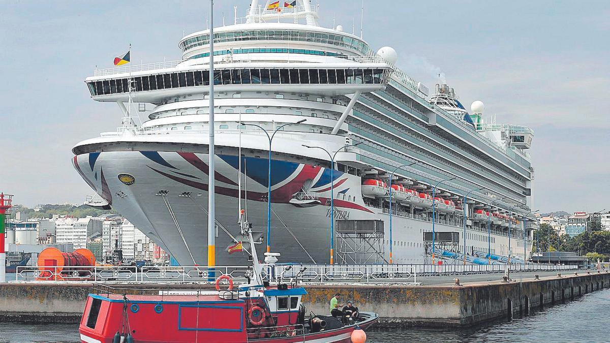 El crucero británico Ventura, en el puerto coruñés en 2019