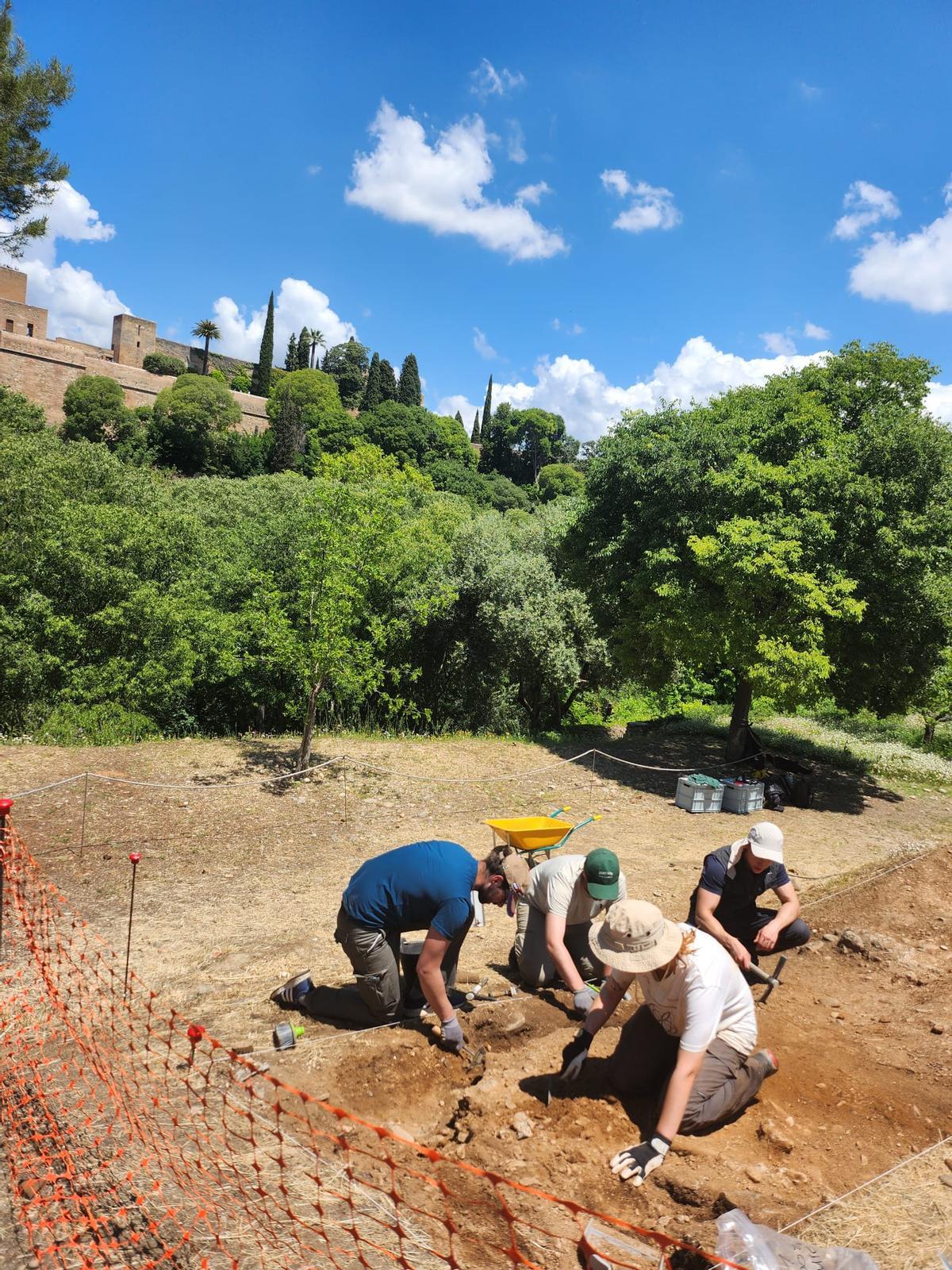 Vladimir (de negro),  con varios compañeros, durante la excavación en la Alhambra.