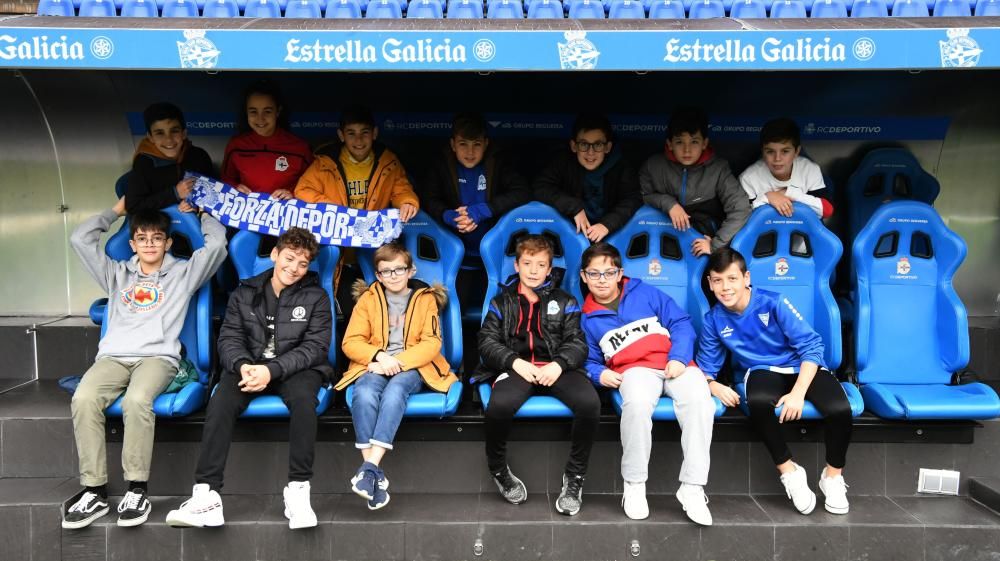 Los estudiantes han realizado un recorrido por los rincones del estadio de Riazor - Han conocido a los jugadores Martí Vilà, del Fabril, y Silvia y Cris, del Dépor Abanca