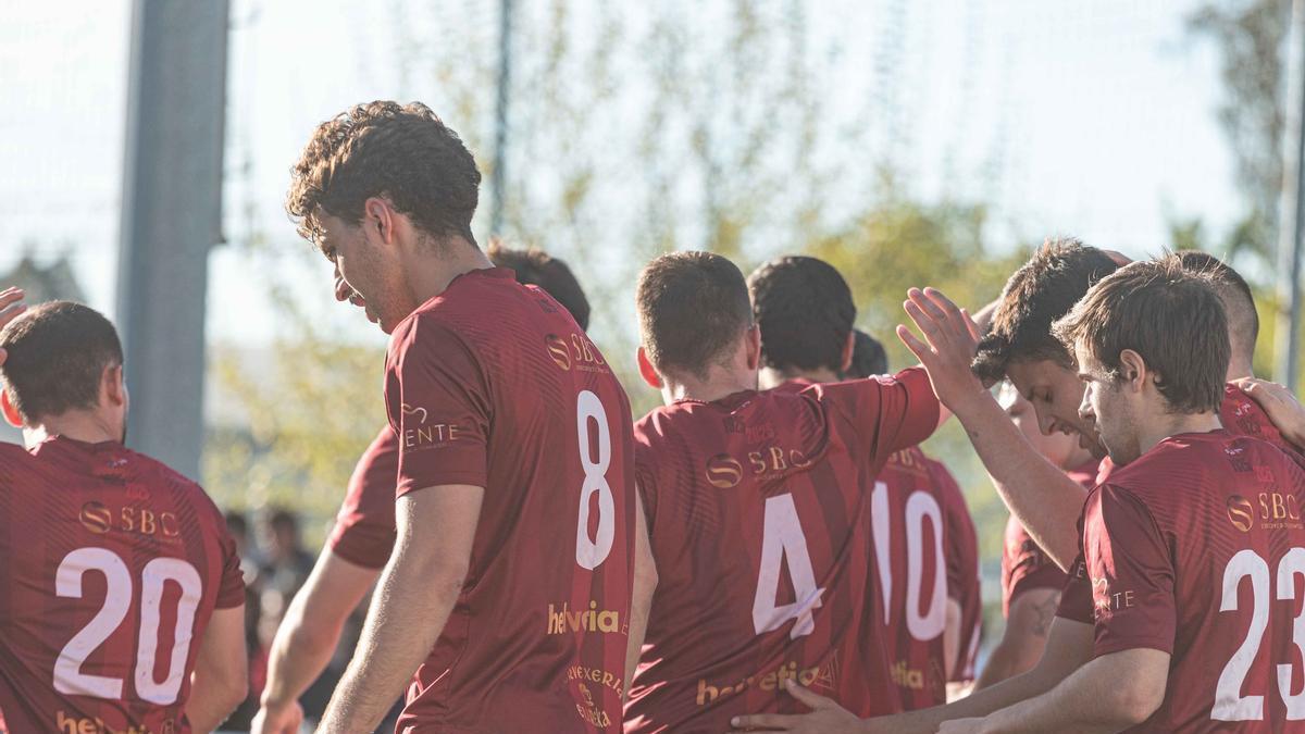 Los jugadores del Estradense, tras marcar un gol en el Novo Municipal.