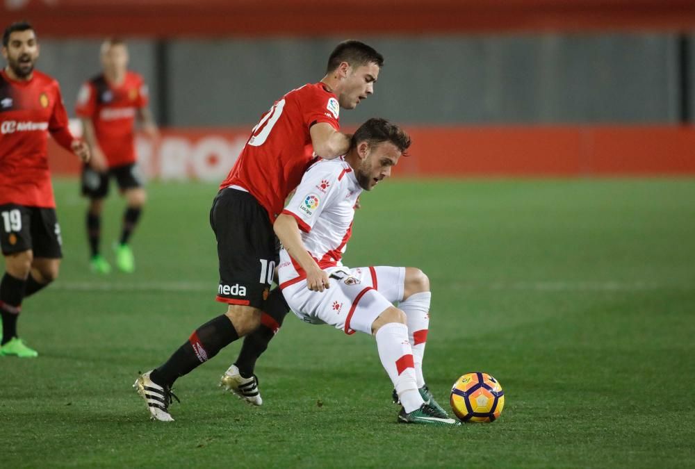 Mit dem sechsten Saisonsieg hat sich Real Mallorca erstmal wieder aus dem Tabellenkeller rausgeschossen. Der Zweitligist gewann am Sonntagabend (12.2.) im Stadion von Son Moix gegen Rayo Vallecano mit 2:1.