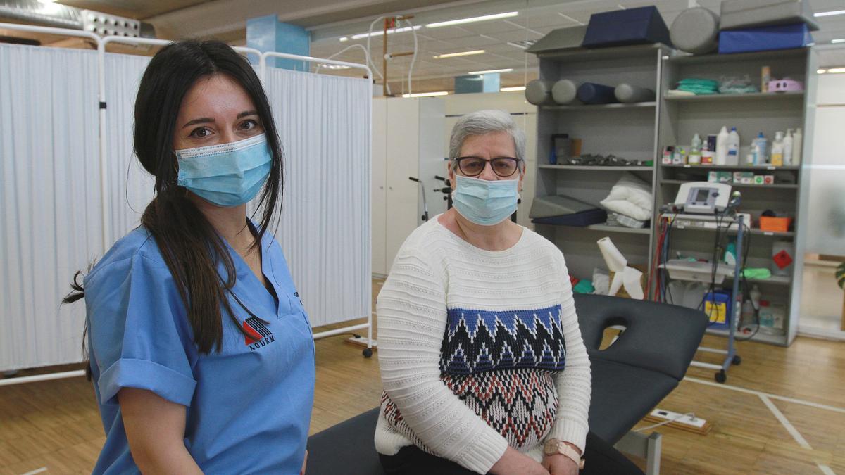 Carmen (fisioterapeuta) y Amalia Montero en las instalaciones de AODEM. //IÑAKI OSORIO