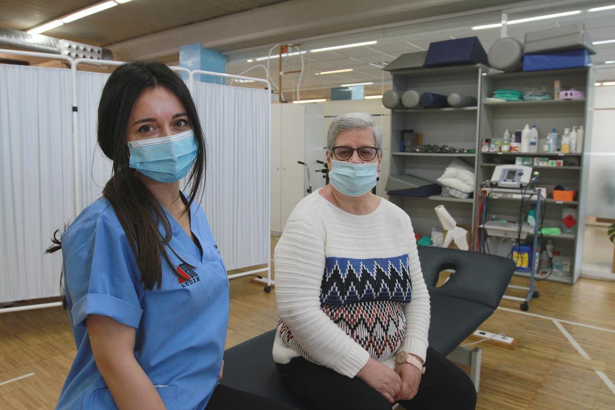 Carmen (fisioterapeuta) y Amalia Montero en las instalaciones de AODEM. //IÑAKI OSORIO