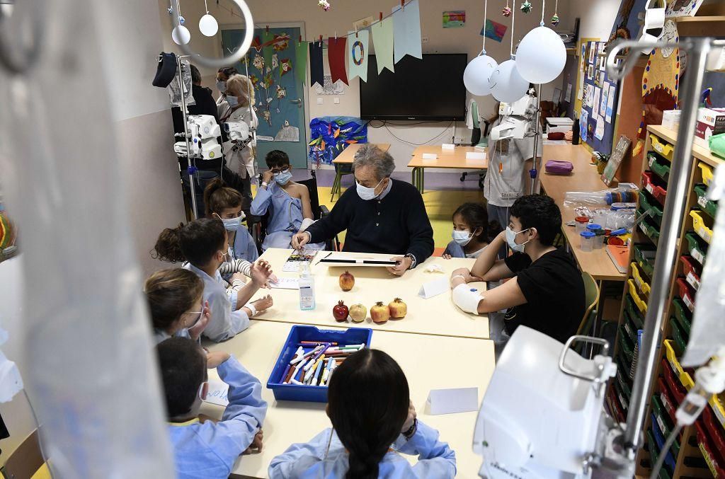 Pedro Cano lleva la pintura a Oncología Infantil de la Arrixaca