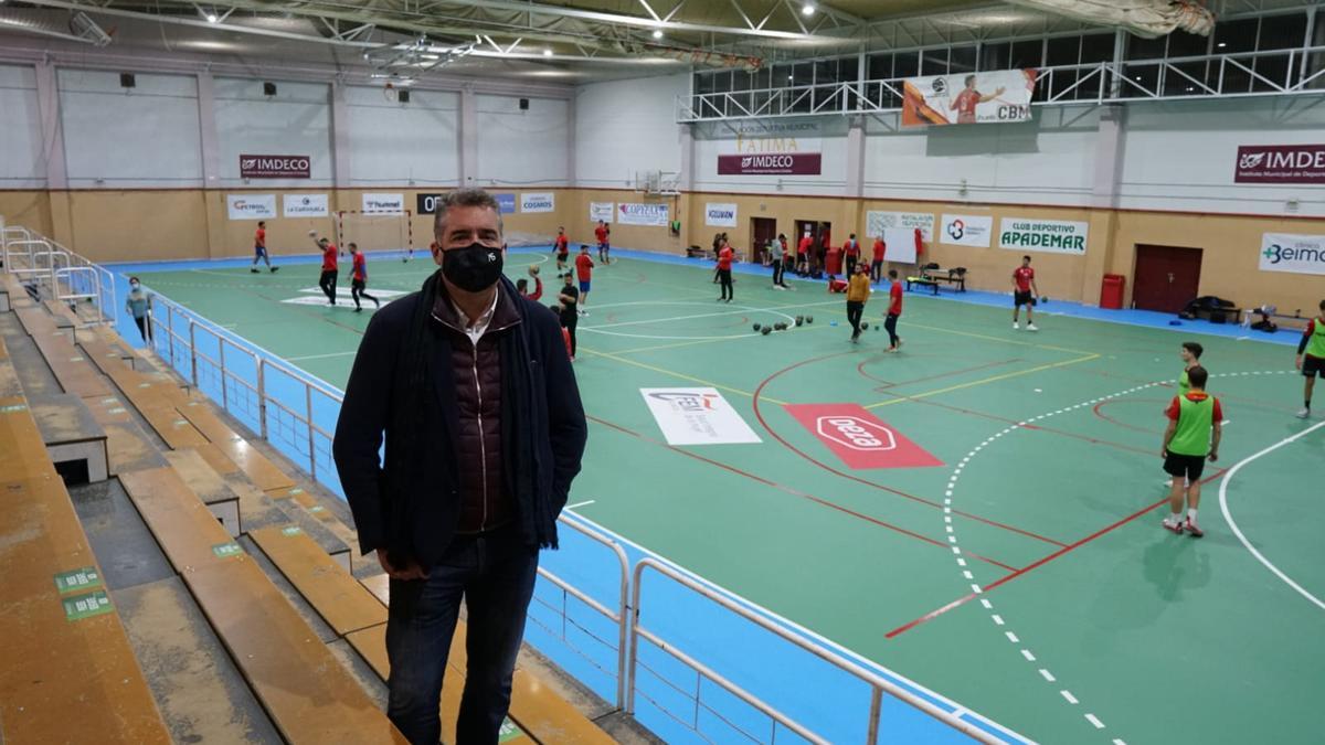 El presidente del Imdeco, Manuel Torrejimeno, en la remozada sala de Fátima.