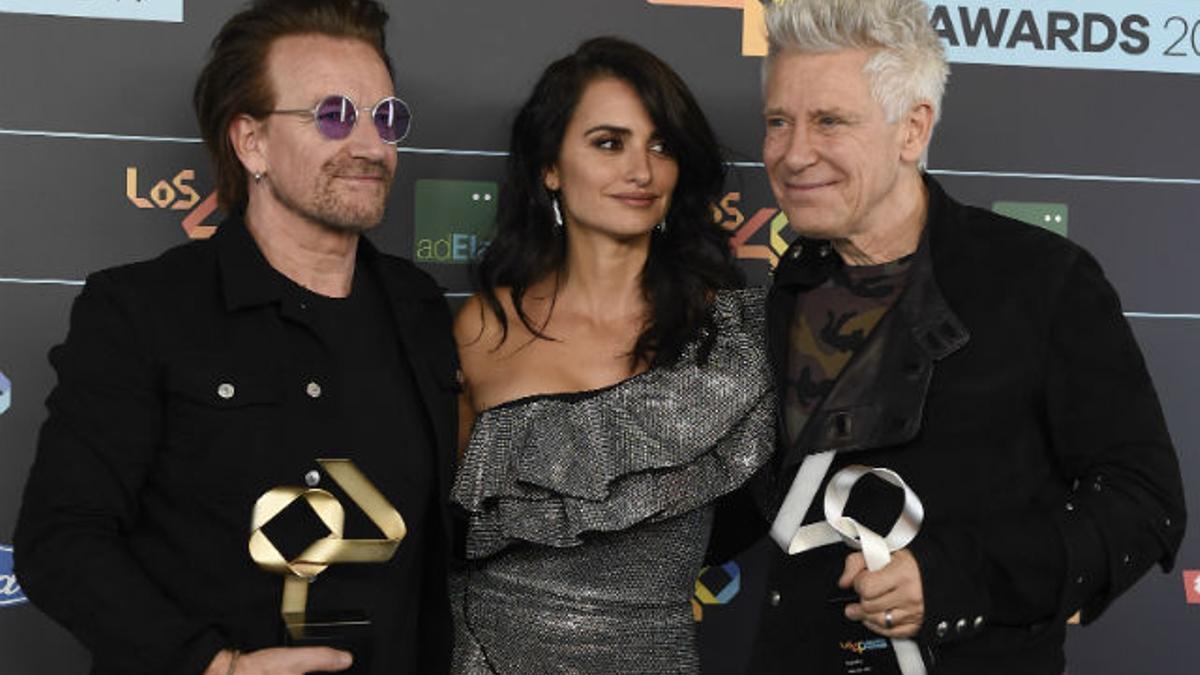 Penélope Cruz junto a los integrantes de U2