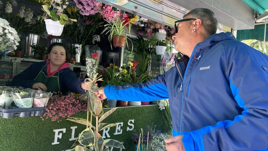 Damas y caballeros “andantes” agotan las rosas de Cánovas el día de San Jorge en Cáceres