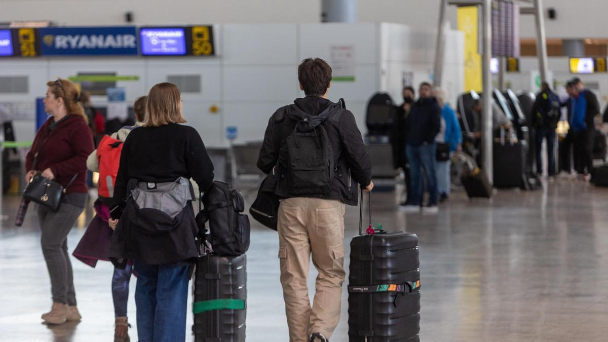 Pasajeros dirigiéndose a tomar un vuelo en el aeropuerto de Alicante-Elche.