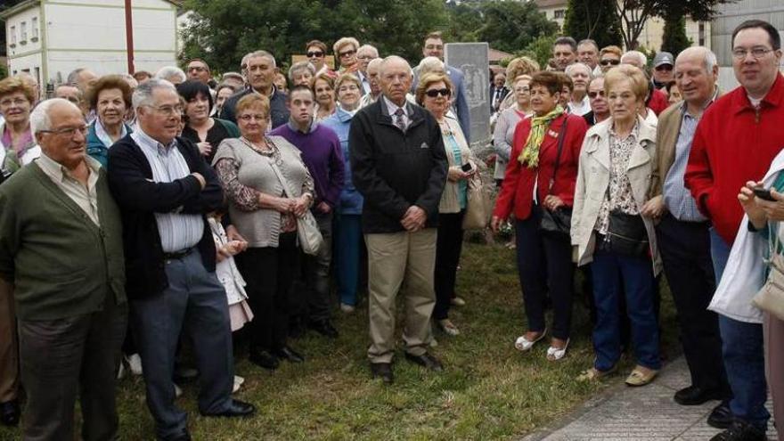 Asistentes al acto de inauguración del monolito colocado en las inmediaciones del parque de Los Príncipes de Pola de Laviana.