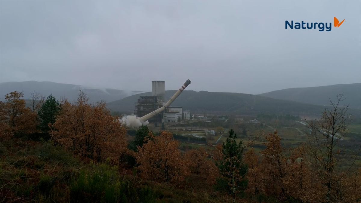 Un momento de la  voladura de la chimenea de la planta térmica del Bierzo