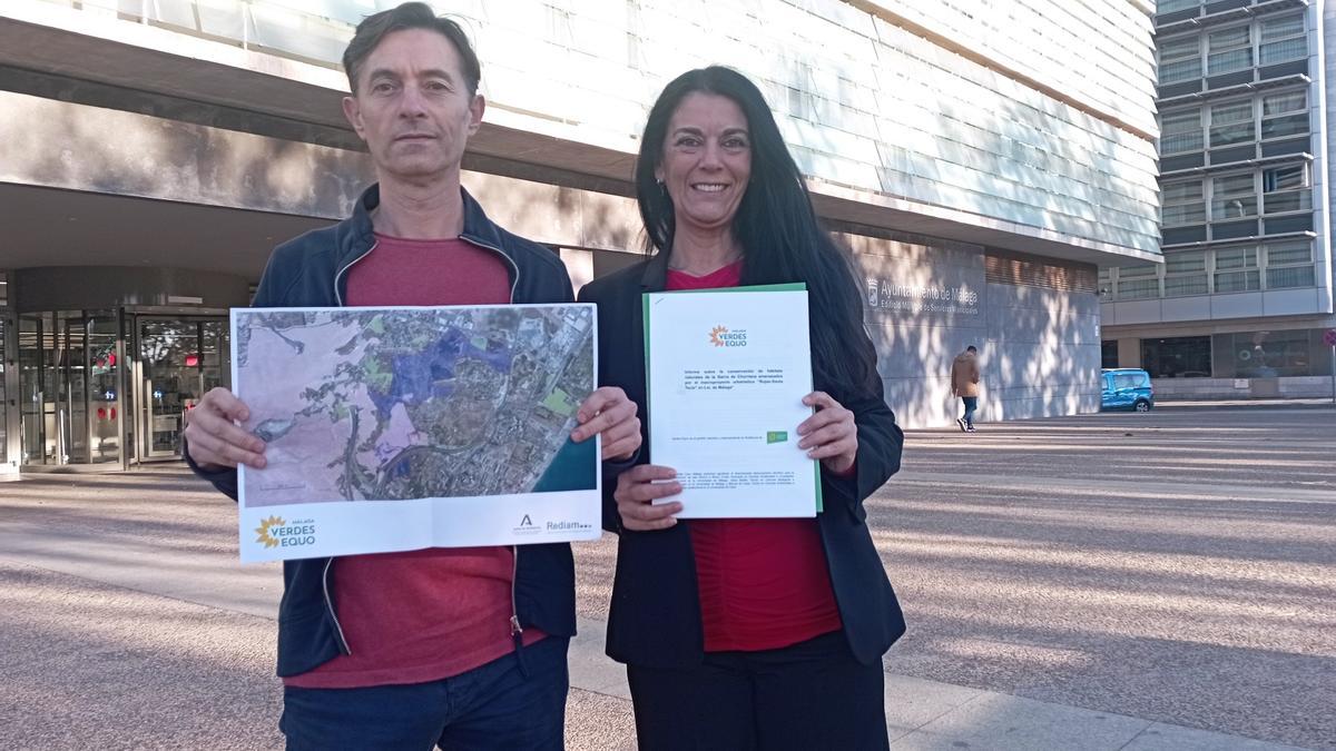 Ángel Rodríguez y Rosa Galindo, de Verdes Equo, este lunes delante de la Gerencia de Urbanismo con el plano de los hábitats naturales y el informe científico.