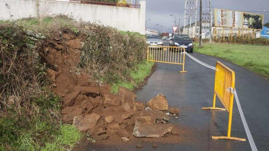 El GES de Lalín colocó vallas junto al desprendimiento de un muro en A Penela. // Bernabé/Ana Agra