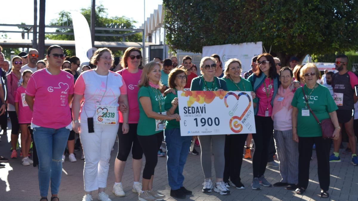 Entrega del cheque simbólico por la recaudación.