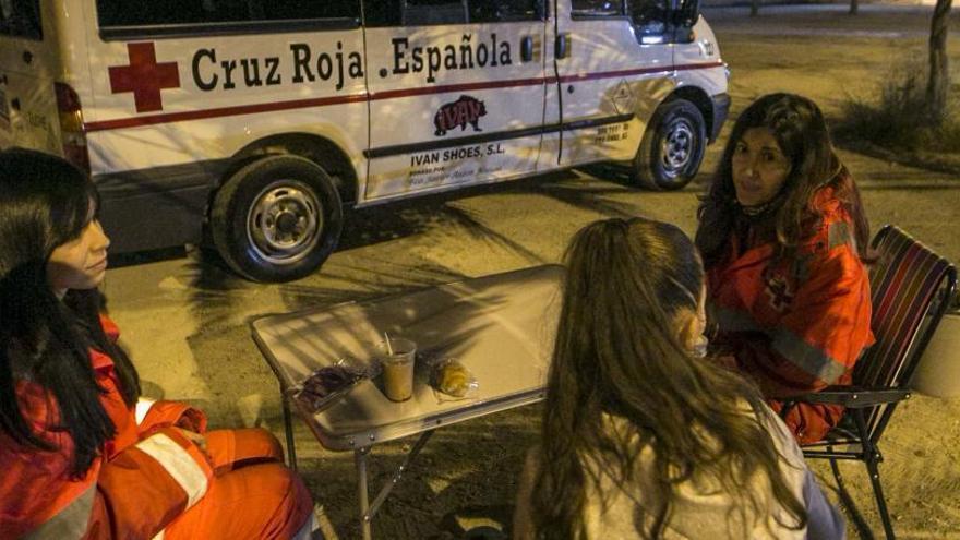 Personal de Cruz Roja prestando apoyo a una prostituta.