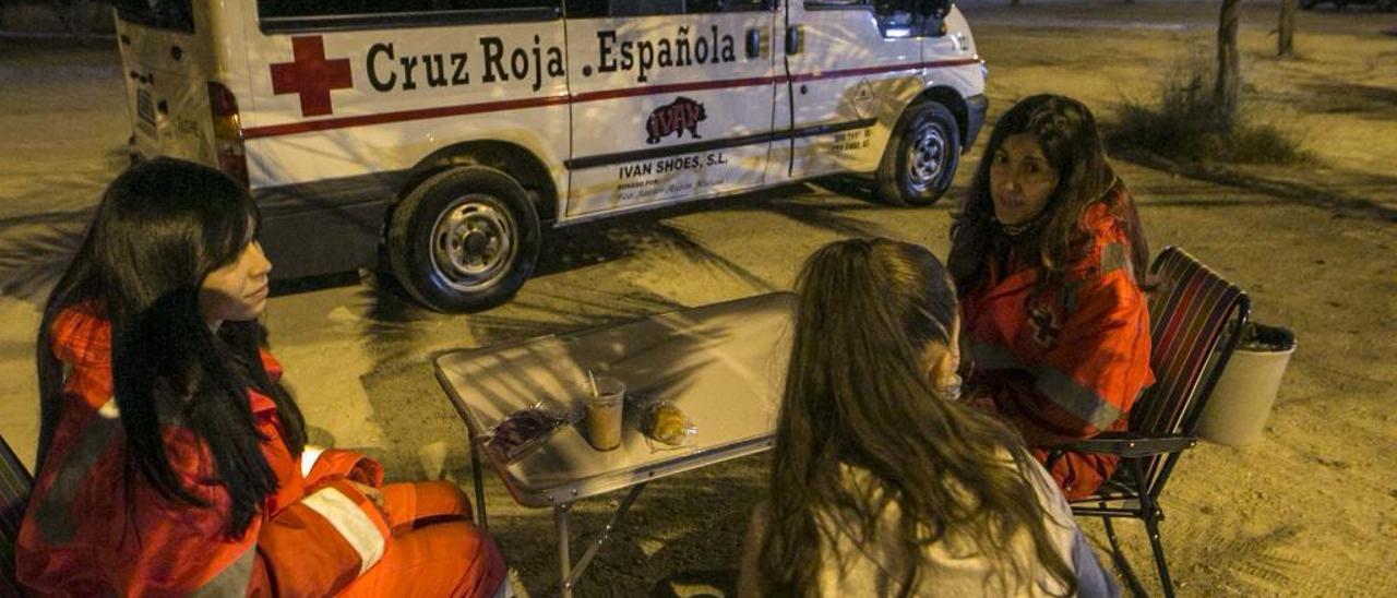 Personal de Cruz Roja prestando apoyo a una prostituta.