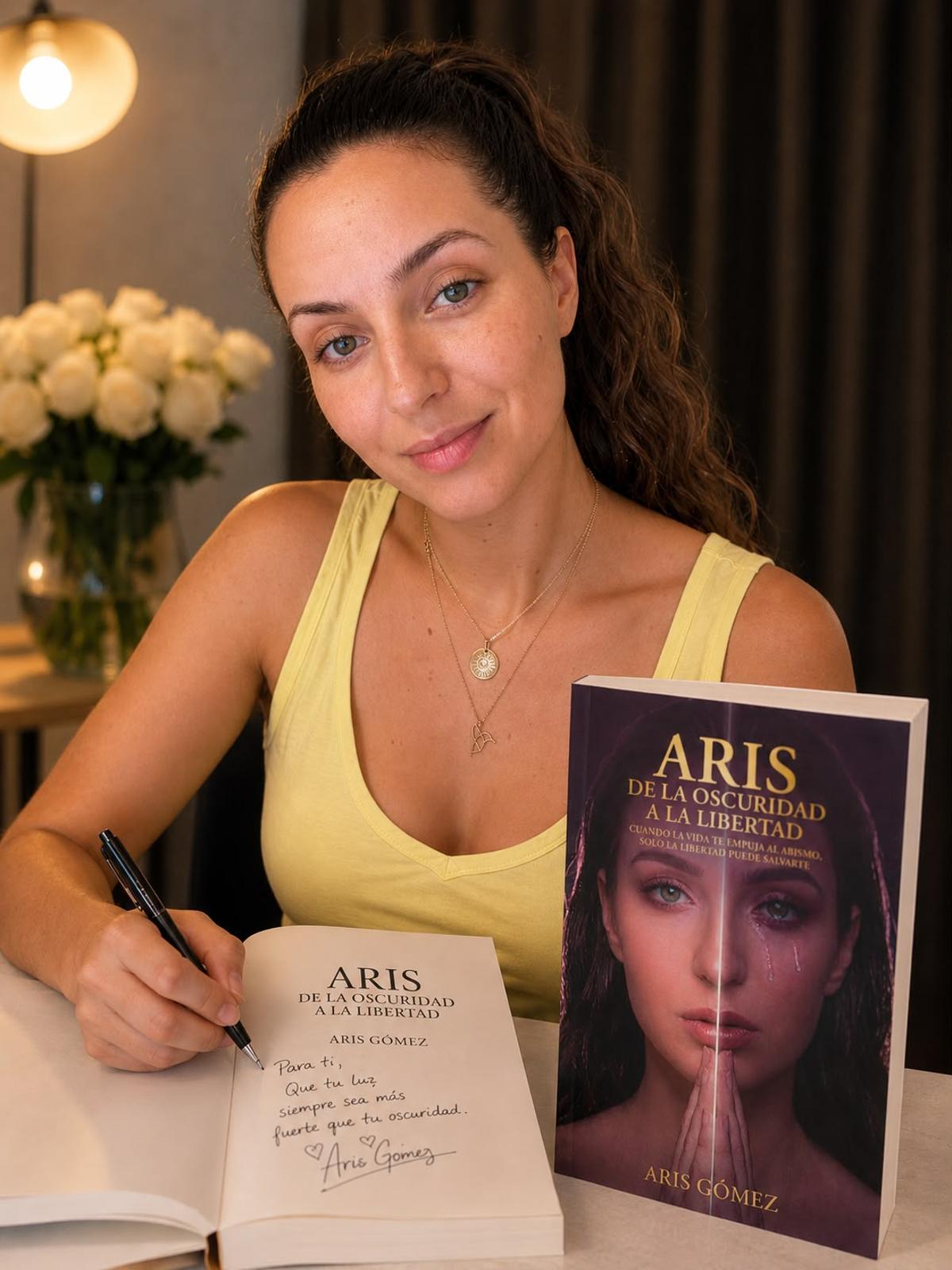 Aris Gómez firmando ejemplares de su publicación.
