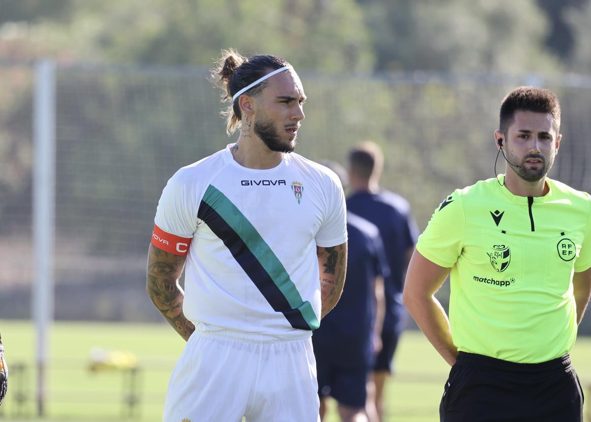 Gudelj, con el brazalete de capitán, el día del amistoso contra el Sevila, partido con el que regresó al fútbol.