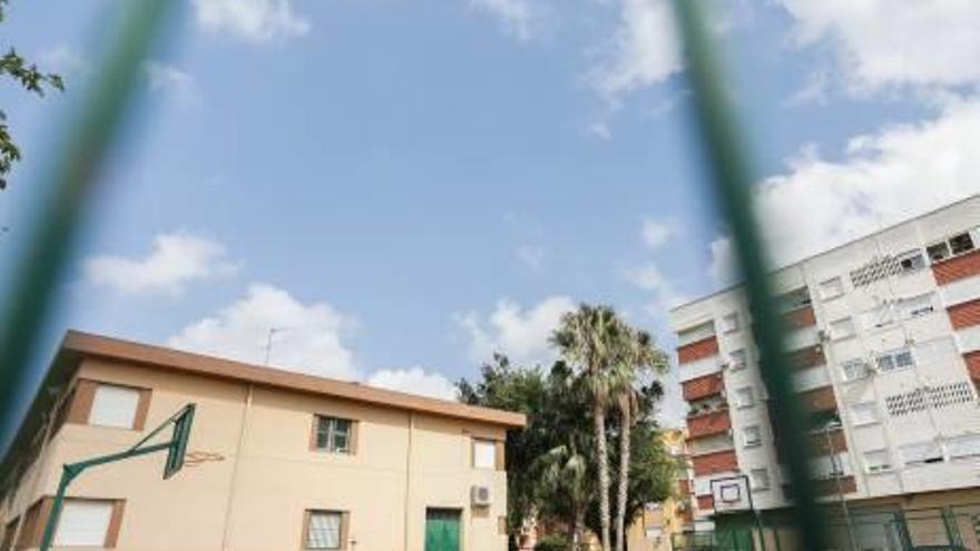 Un avión sobrevuela el colegio Rei en Jaume, de Xirivella.