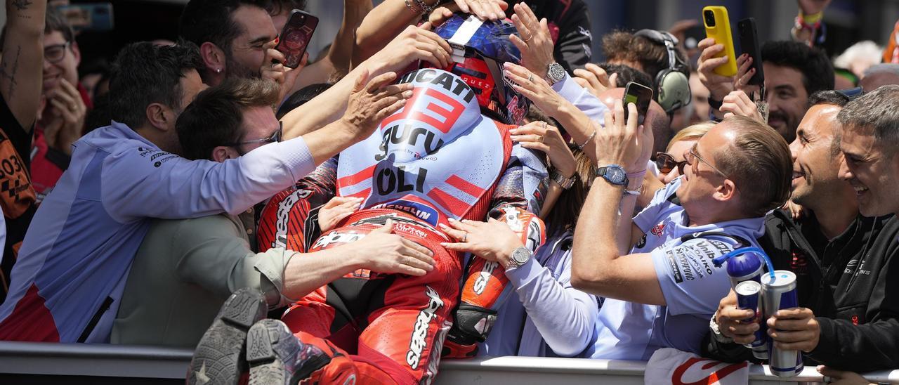 Marc Márquez (Ducati) se lanza sobre todo su equipo al llegar al 'corralito' de Jerez.
