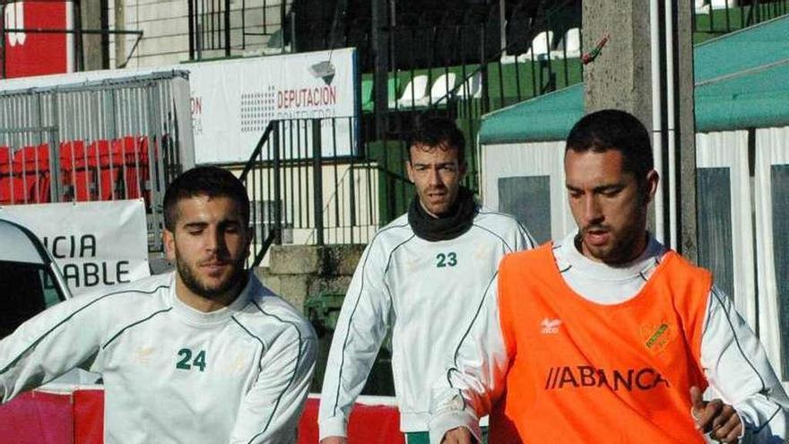 Pablo García y Juampa luchan por un balón, ayer en O Vao. // R.R.