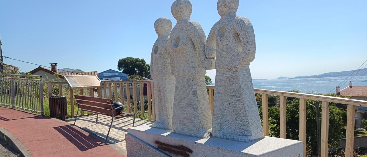 El monumento a los represaliados del Alto da Concheira con la inscripción borrada con pintura negra, ayer. / A.P.