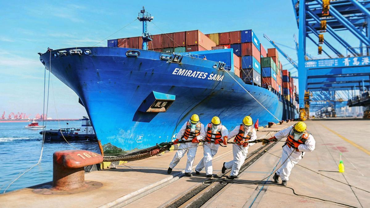 Trabajadores del puerto de Qingdao, China