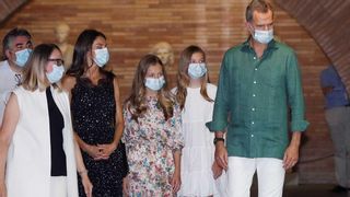 Cruce de vivas a los Reyes y a la república ante Felipe y Letizia en el Festival de Mérida