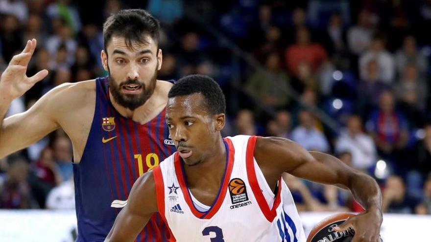 El català intenta defensar un jugador de l&#039;EFES.