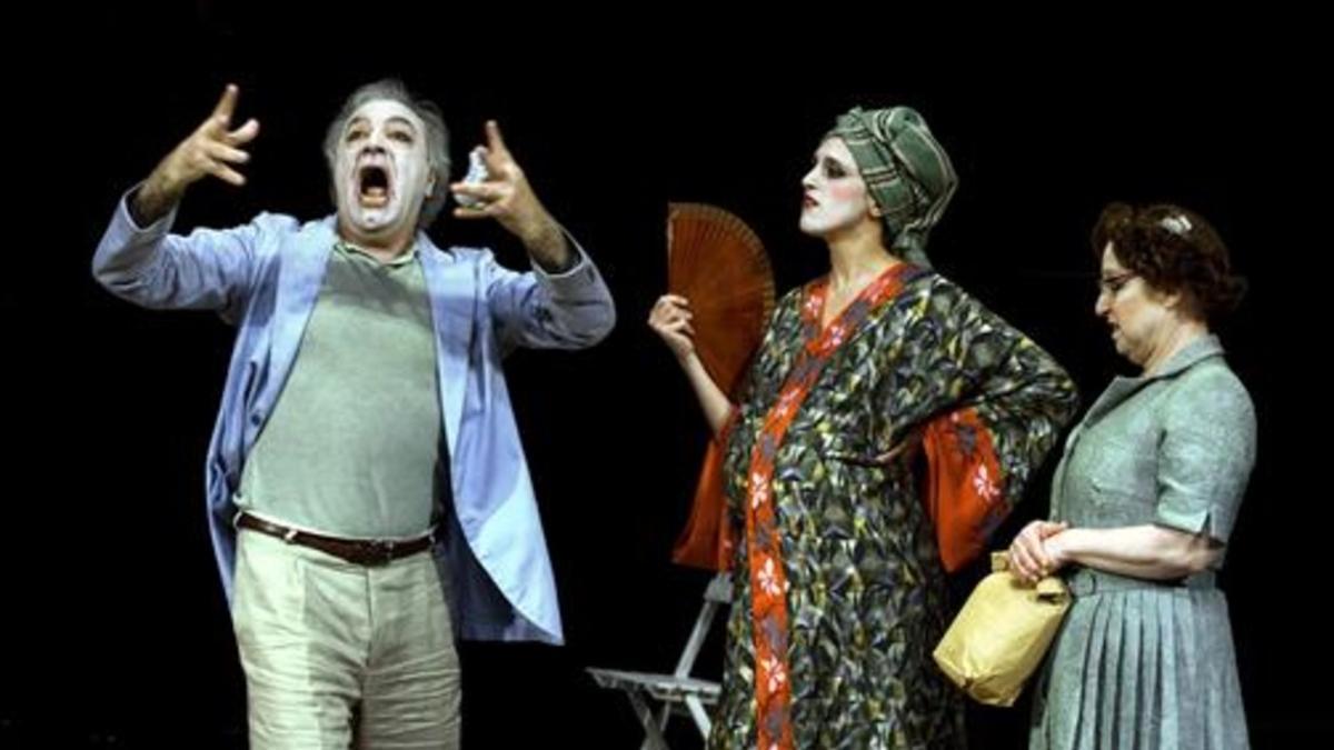 Jordi Bosch, Laura Aubert y Francesca Piñón, durante la representación de 'A teatro con Eduardo', en el Teatre Lliure de Montjuïc.