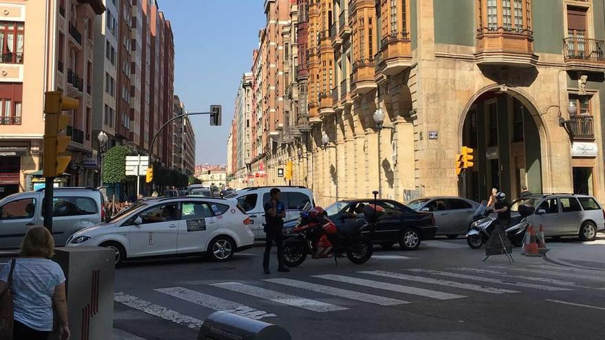 Atasco en la intersección entre las calles Marqués de San Esteban y Pedro Duro.