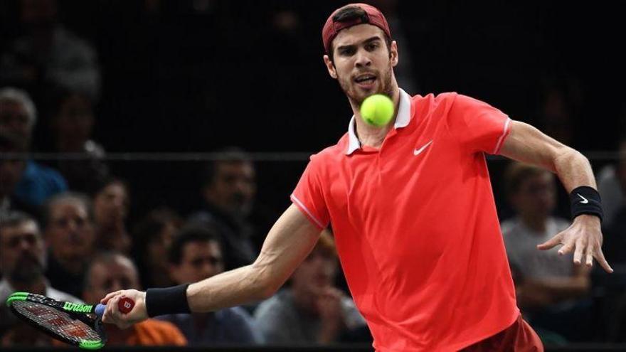 Khachanov sorprende a Djokovic en la final de Paris-Bercy