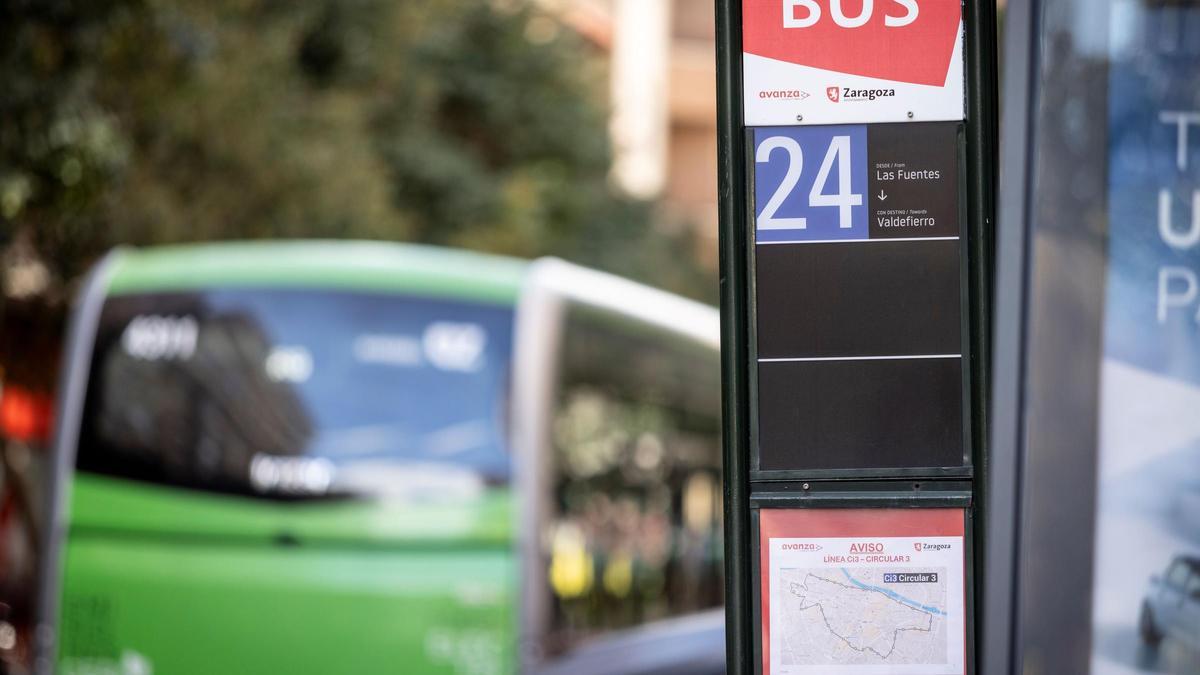 Parada de la línea 24 del bus de Zaragoza, que desaparece este lunes para convertirse en dos circulares.