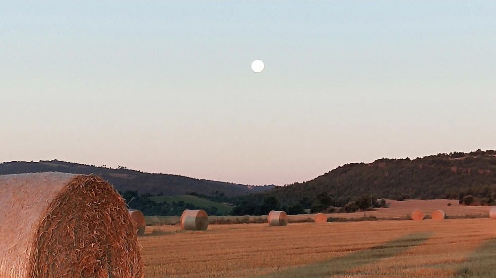 La Lluna que plega i el sol comença.