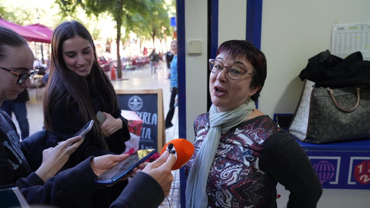 Vídeo: Fina, la lotera de la Administración N.º6 de Castelló, vende el Gordo de la Lotería de Navidad