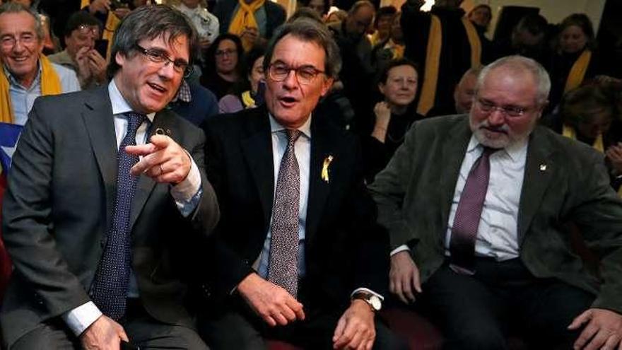 Puigdemont junto a Artur Mas, en Bruselas en su primer mitin. // Efe