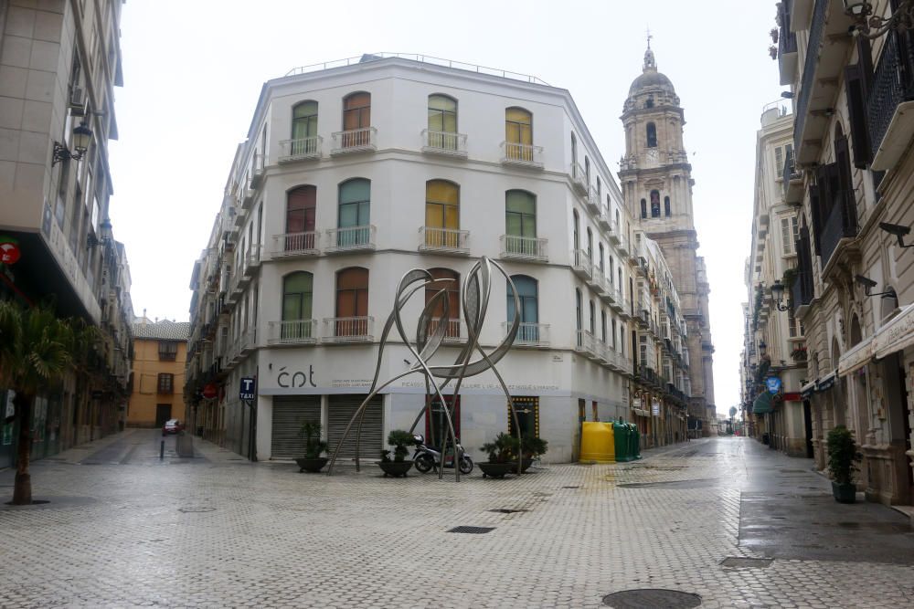 Más de un mes de confinamiento domiciliario y Málaga sigue repitiendo la estampa de las últimas semanas. Calles vacías, comercios cerrados, apenas personas por la calle, siempre con mascarilla, y la poca actividad que se aprecia en un control policial en pleno Paseo de los Curas...