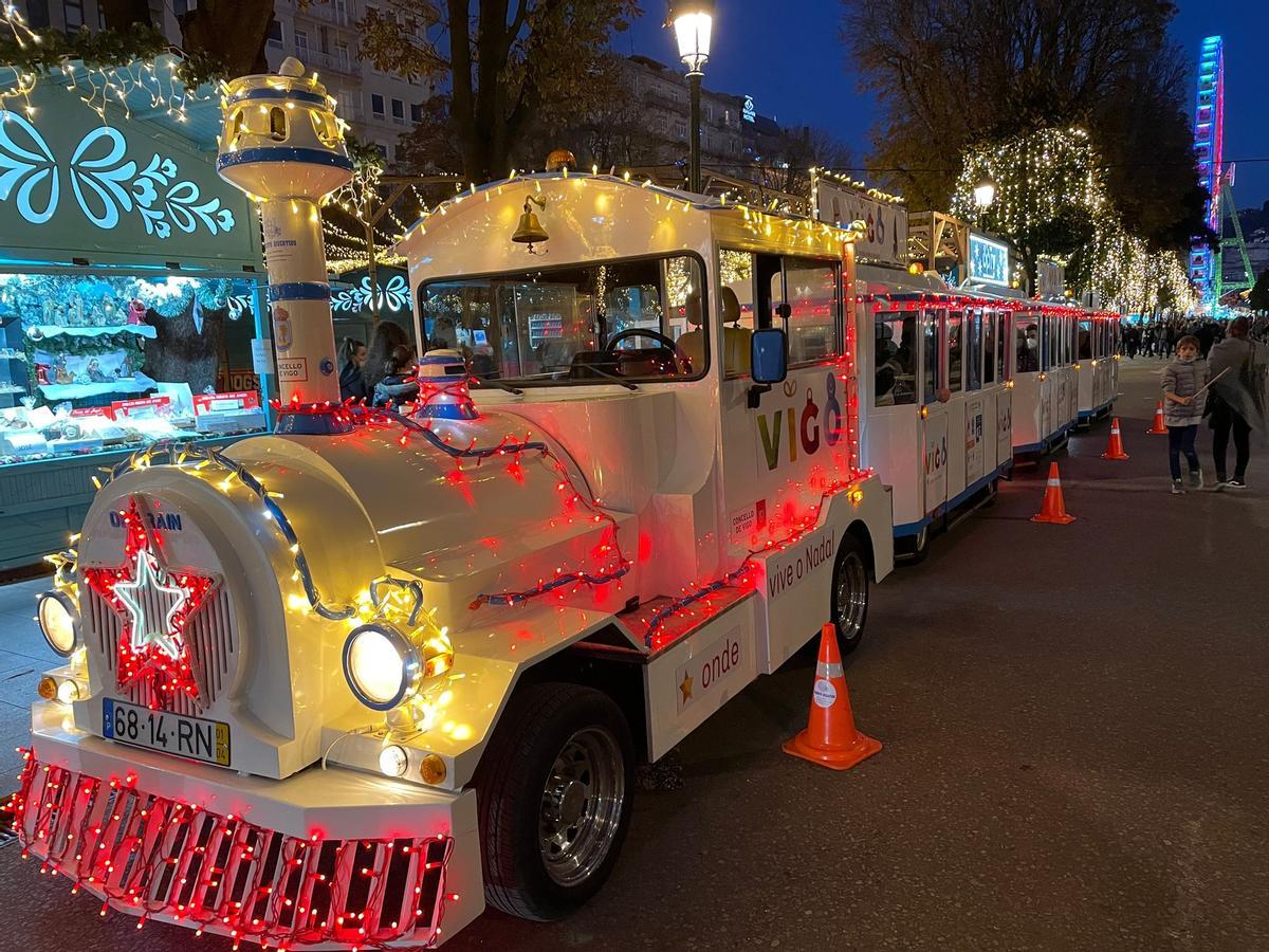 Uno de los dos Nadal Tren que recorren las luces de la Navidad en Vigo 2022.