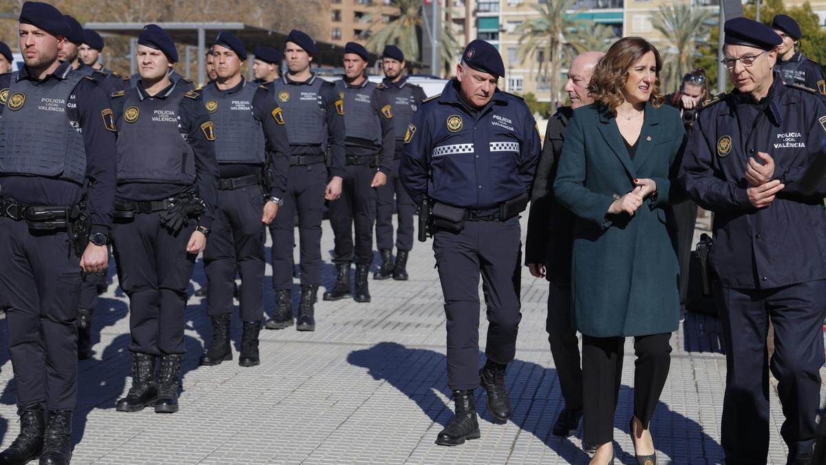 La alcaldesa y el jefe Herrera charlan durante el acto de presentación de la USAP.