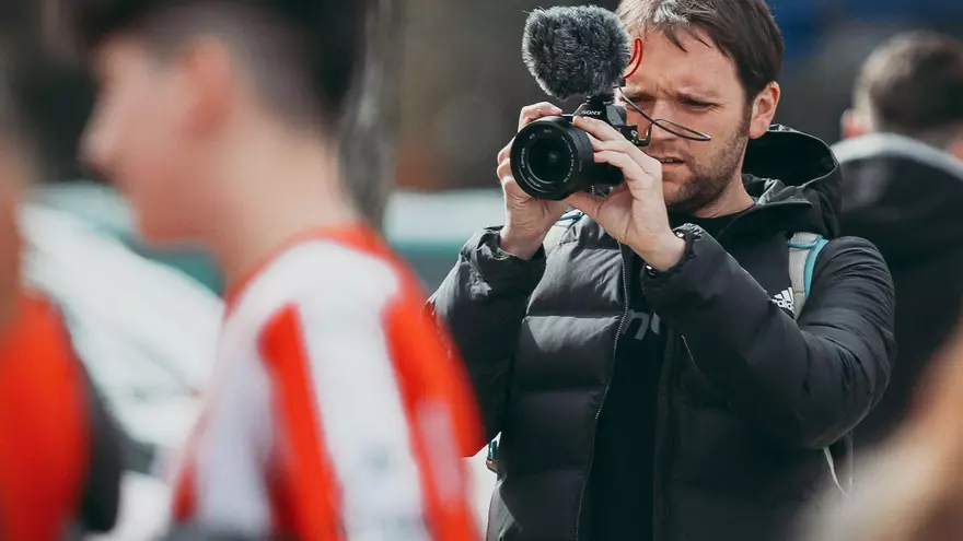 El increíble viaje del reportero Rodrigo Fáez: de "leyenda urbana" asturiana a tratar con estrellas del balón
