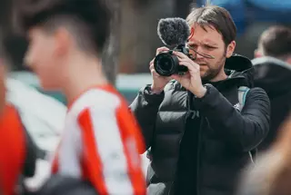 El increíble viaje del reportero Rodrigo Fáez: de "leyenda urbana" asturiana a tratar con estrellas del balón