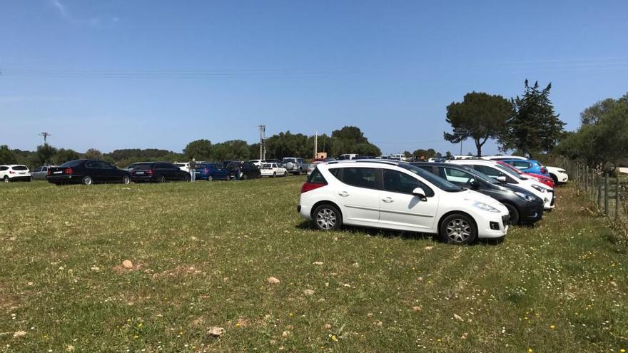 Fotografia del 14 de abril donde se ve como se usa una parcela aneja como aparcamiento