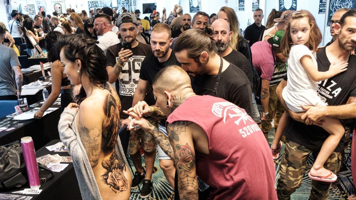 Tatuadores y público en una edición anterior de Ibiza Tattoo Convention.