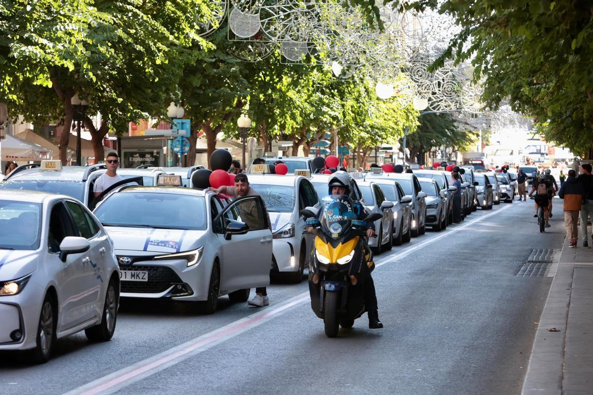 Los taxistas alicantinos se plantan: protesta masiva contra el caos de los VTC y los tuctucs