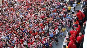 La bogeria al balcó de l’Ajuntament en la celebració del Girona.