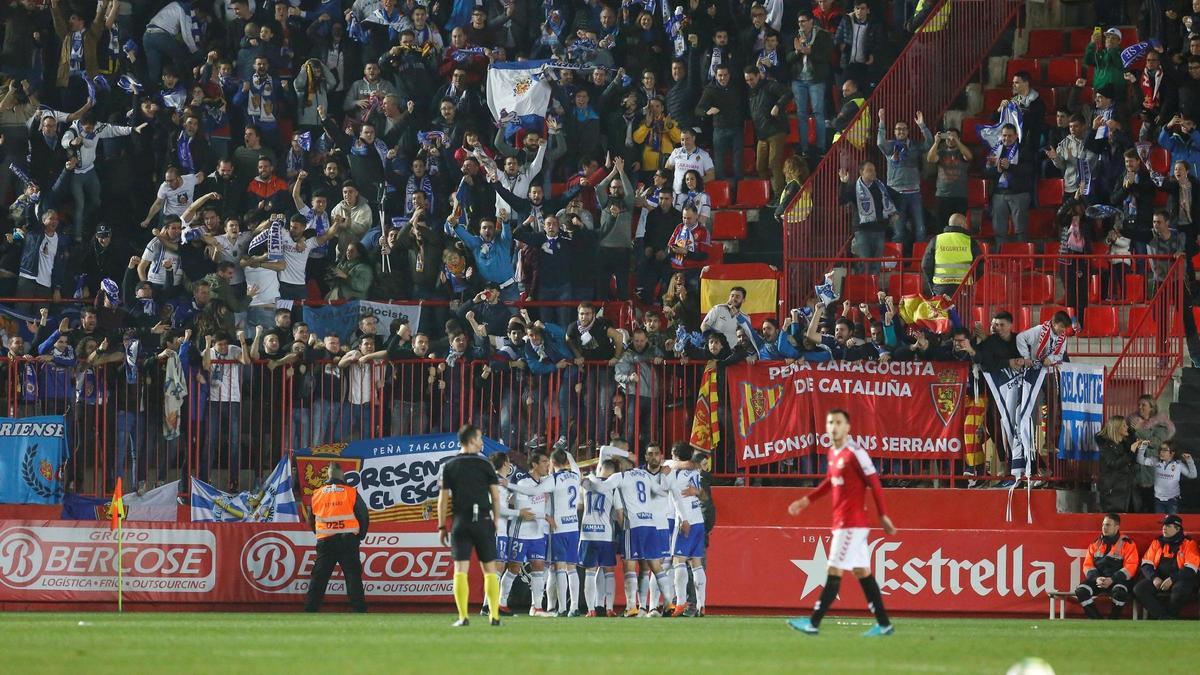 Los jugadores del Real Zaragoza celebran frente a la grada visitante el gol de Simone Grippo marcado en Tarragona en Liga en 2018.