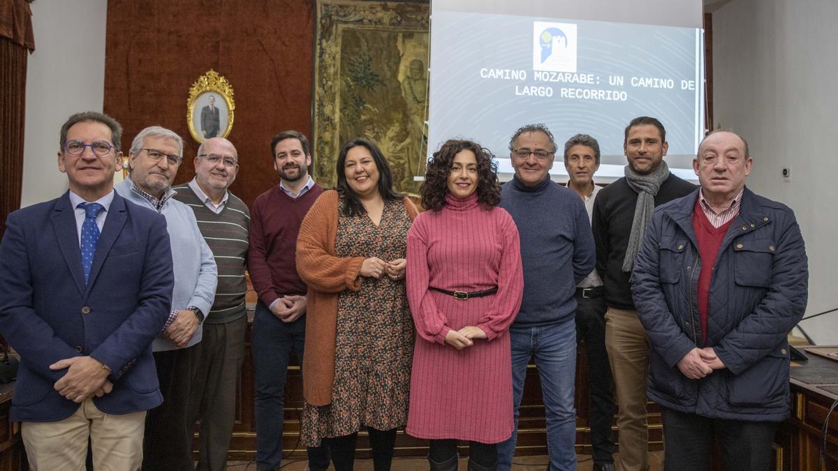 Firmantes de la constitución de la nueva asociación, en el salón de plenos de la Diputación.