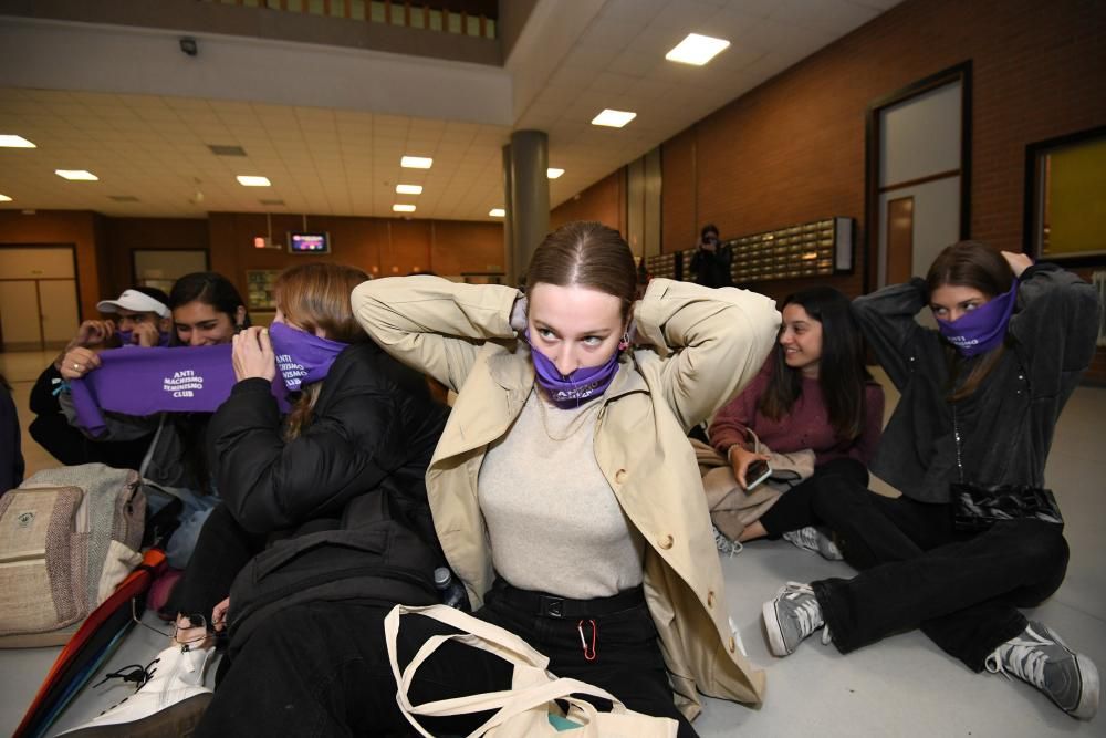 Sentada y performance feministas en el campus de Pontevedra