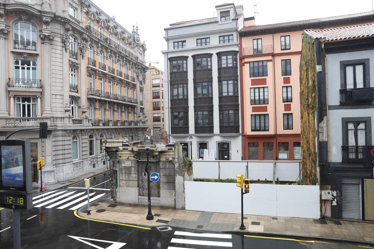 La parte de la fachada del edificio de Del Busto que queda en pie y el solar colindante que se unirá a la nueva edificación.