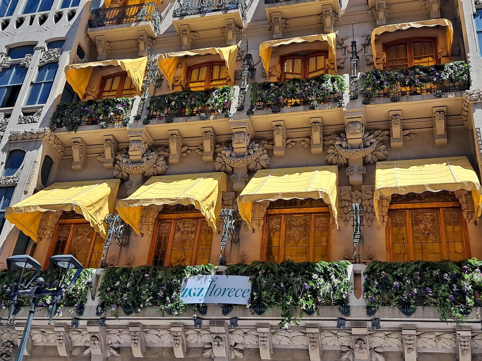 La Caja Rural ha adornado también su edificio junto a la Plaza de España